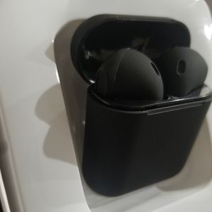 Black / White Airpods